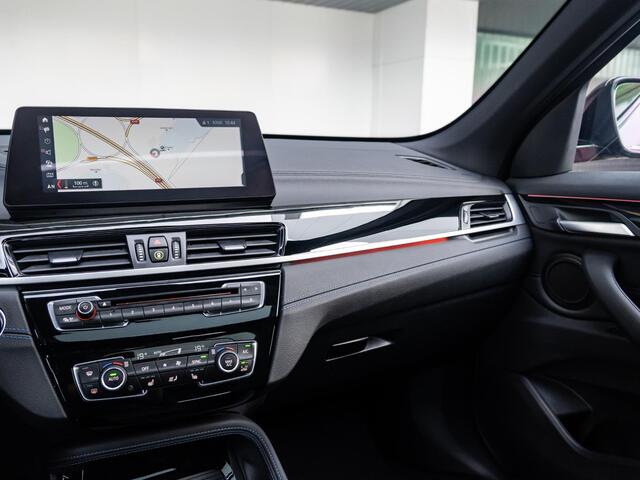 BMW X1 sDrive20i | High Executive | M Sportpakket | Achteruitrijcamera | Panoramadak | Stoelverwarming | Head-Up Display | 19''