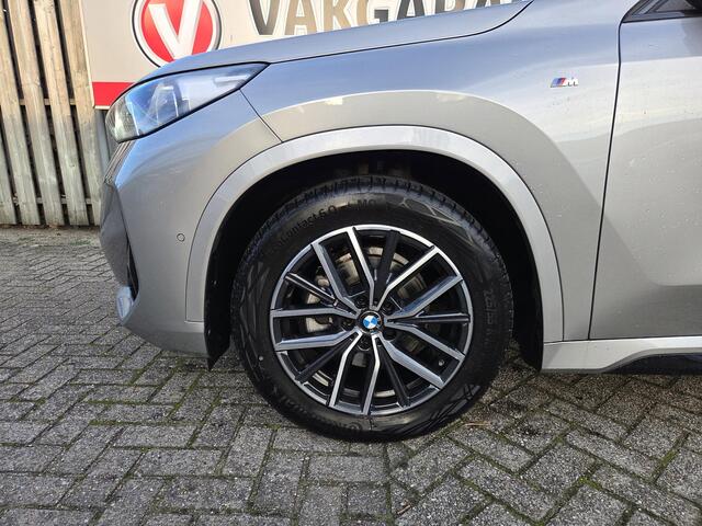 BMW X1 sDrive18i M Sport Shadow Line 18"/Panoramadak/Trekhaak/Sportstoelen/Keyless/Stoelverwarming/Camera/Elektrisch klep