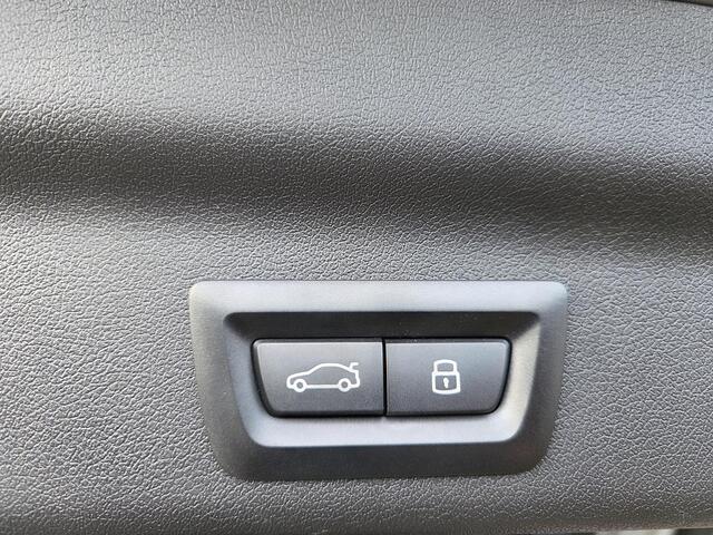 BMW X1 sDrive18i M Sport Shadow Line 18"/Panoramadak/Trekhaak/Sportstoelen/Keyless/Stoelverwarming/Camera/Elektrisch klep