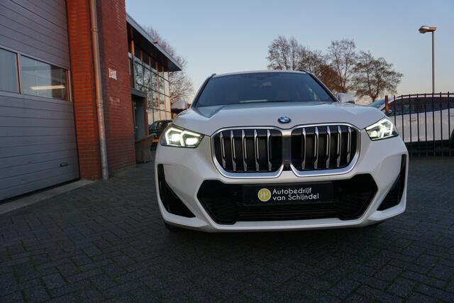 BMW X1 XDRIVE 23I 204PK M-SPORT SUPER NETTE STAAT VOLLEDIG DEALER ONDERHOUDEN ELECTR.TREKHAAK 360CAMERA ZWARTE HEMEL VOL LEDER STOELVERWARMING CRUISE CLIMA KEYLESS ELECTR.KLEP LMV FULL LED ENZ...