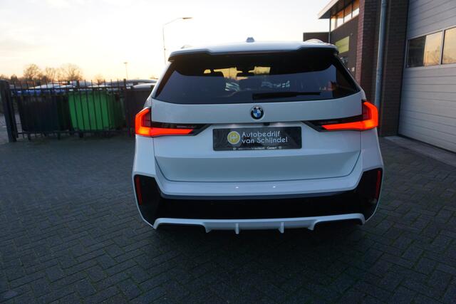 BMW X1 XDRIVE 23I 204PK M-SPORT SUPER NETTE STAAT VOLLEDIG DEALER ONDERHOUDEN ELECTR.TREKHAAK 360CAMERA ZWARTE HEMEL VOL LEDER STOELVERWARMING CRUISE CLIMA KEYLESS ELECTR.KLEP LMV FULL LED ENZ...
