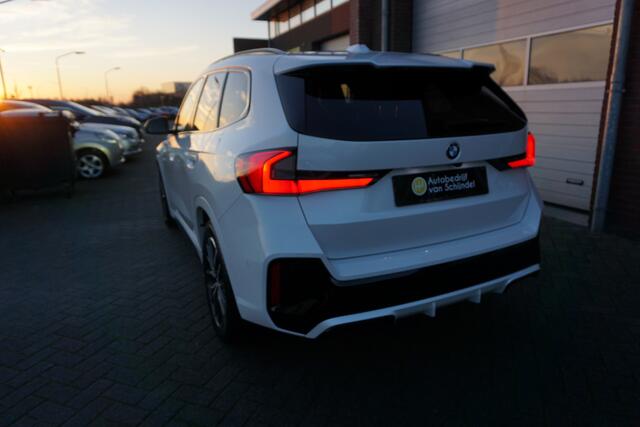 BMW X1 XDRIVE 23I 204PK M-SPORT SUPER NETTE STAAT VOLLEDIG DEALER ONDERHOUDEN ELECTR.TREKHAAK 360CAMERA ZWARTE HEMEL VOL LEDER STOELVERWARMING CRUISE CLIMA KEYLESS ELECTR.KLEP LMV FULL LED ENZ...