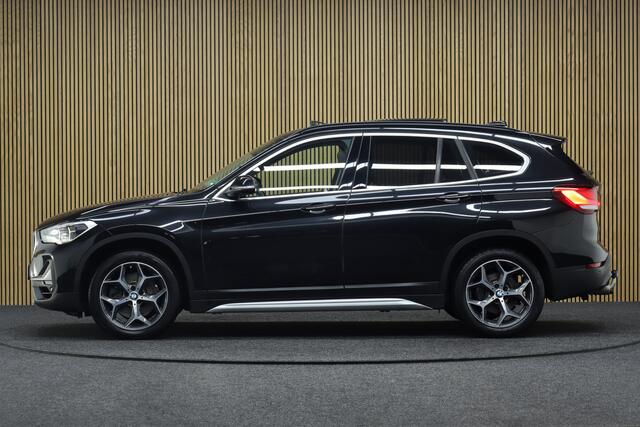 BMW X1 sDrive20i High Executive Edition | Elek. Glazen Panoramadak | Cruise-control | Afneembare Trekhaak | Elek. Achterklep | Clima | Navigatie | Parkeerhulp | Leder | Stoelverwarming
