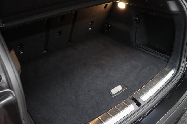 BMW X1 sDrive20i High Executive Edition | Elek. Glazen Panoramadak | Cruise-control | Afneembare Trekhaak | Elek. Achterklep | Clima | Navigatie | Parkeerhulp | Leder | Stoelverwarming