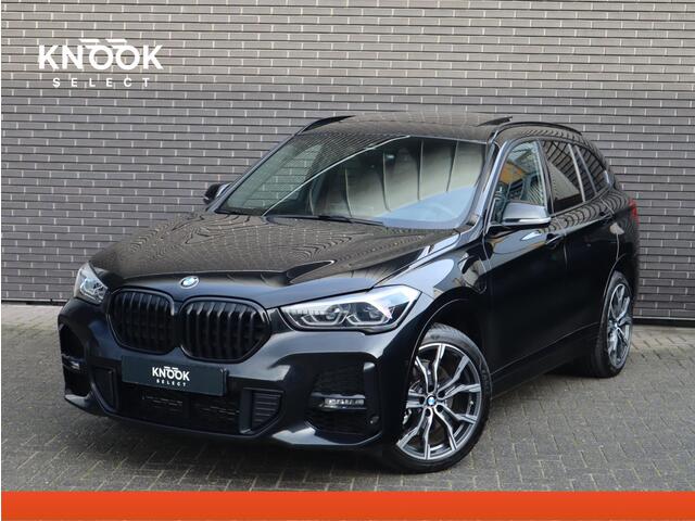 BMW X1 xDrive25e High Executive M Sport Pakket Automaat / Panoramadak / Trekhaak / Shadow Line / LED / Head-up Display / Sportstoelen / 19 Inch / Leder / Parkeersensoren voor+achter / Stoelverwarming / Harman Kardon / Achteruitrijcamera / Stuurwielverwarming / E