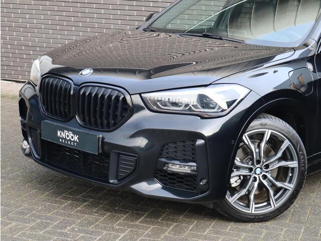 BMW X1 xDrive25e High Executive M Sport Pakket Automaat / Panoramadak / Trekhaak / Shadow Line / LED / Head-up Display / Sportstoelen / 19 Inch / Leder / Parkeersensoren voor+achter / Stoelverwarming / Harman Kardon / Achteruitrijcamera / Stuurwielverwarming / E