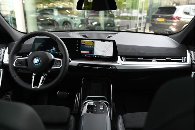 BMW X2 iX2 eDrive20 High Executive M Sport / Panoramadak / Trekhaak / M Sportstoelen / Head-Up Display / Memory / Harman Kardon / Comfort Access / 20" LMV