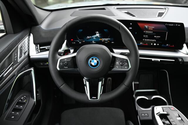 BMW X2 iX2 eDrive20 High Executive M Sport / Panoramadak / Trekhaak / M Sportstoelen / Head-Up Display / Memory / Harman Kardon / Comfort Access / 20" LMV
