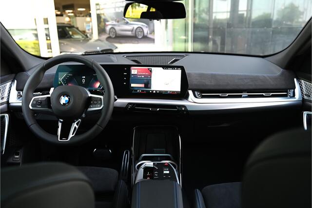 BMW X2 sDrive20i High Executive M Sport Automaat / Panoramadak / Trekhaak / Sportstoelen / M Adaptief onderstel / Comfort Access / Adaptieve LED / Parking Assistant Plus / Head-Up