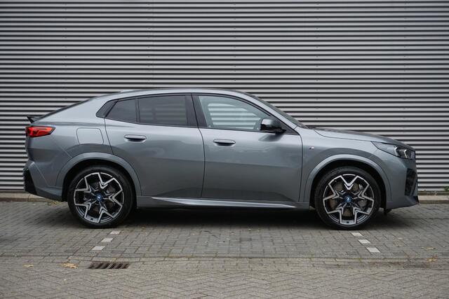 BMW X2 iX2 eDrive20 M Sportpakket Pro | Comfort Pack | Glazen panoramadak | Parking Assistant Plus | Harman-Kardon sound system