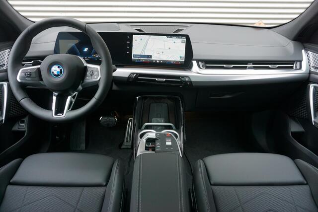 BMW X2 iX2 eDrive20 M Sportpakket Pro | Comfort Pack | Glazen panoramadak | Parking Assistant Plus | Harman-Kardon sound system