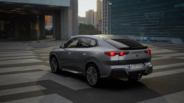 BMW X2 iX2 eDrive20 High Executive M Sport / Panoramadak / Trekhaak / Sportstoelen / M Adaptief onderstel / Adaptieve LED / Parking Assistant Plus / Head-Up / Stuurverwarming