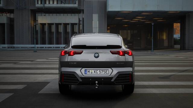 BMW X2 iX2 eDrive20 High Executive M Sport / Panoramadak / Trekhaak / Sportstoelen / M Adaptief onderstel / Adaptieve LED / Parking Assistant Plus / Head-Up / Stuurverwarming