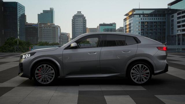 BMW X2 iX2 eDrive20 High Executive M Sport / Panoramadak / Trekhaak / Sportstoelen / M Adaptief onderstel / Adaptieve LED / Parking Assistant Plus / Head-Up / Stuurverwarming