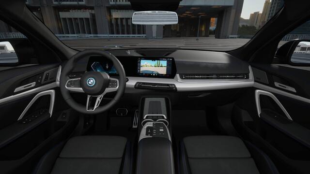 BMW X2 iX2 eDrive20 High Executive M Sport / Panoramadak / Trekhaak / Sportstoelen / M Adaptief onderstel / Adaptieve LED / Parking Assistant Plus / Head-Up / Stuurverwarming