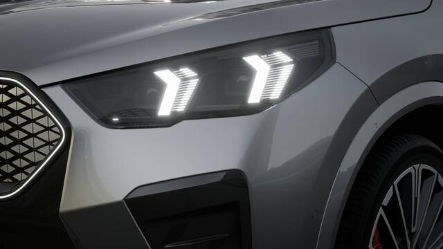 BMW X2 iX2 eDrive20 High Executive M Sport / Panoramadak / Trekhaak / Sportstoelen / M Adaptief onderstel / Adaptieve LED / Parking Assistant Plus / Head-Up / Stuurverwarming