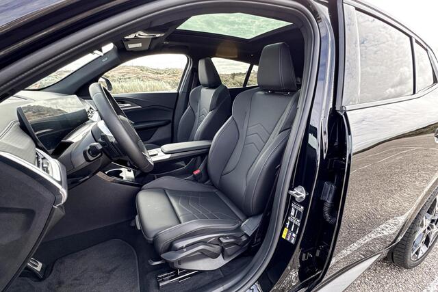 BMW X2 iX2 xDrive30 67 kWh | M Sport | Harman Kardon | Glazen Panoramadak | Stoelverwarming | Trekhaak |