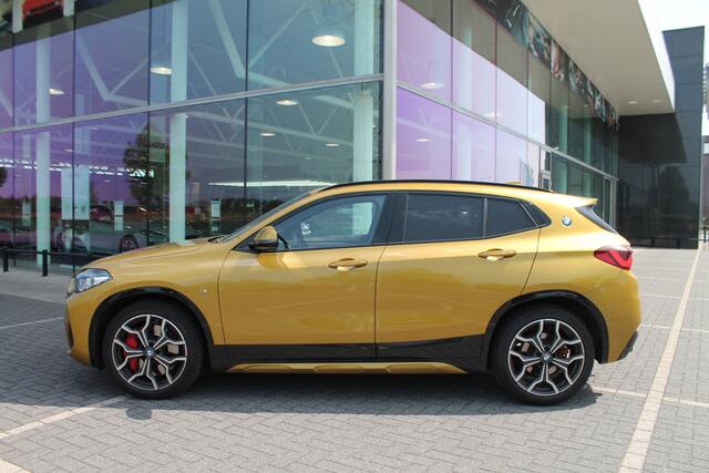 BMW X2 sDrive20i Automaat / Sportstoelen / Adaptieve LED / M Sportonderstel / Park Assistant / Stoelverwarming