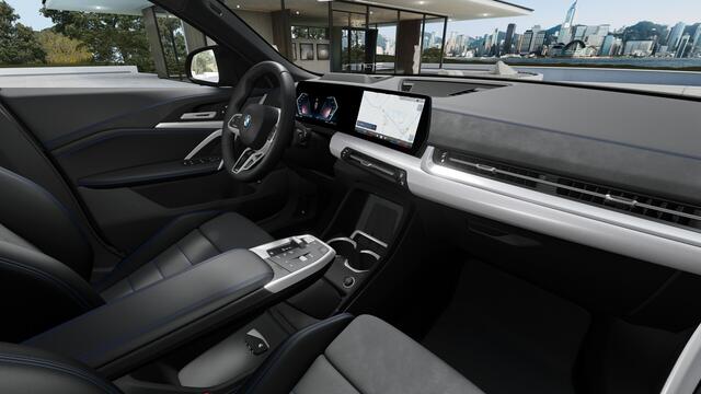 BMW X2 sDrive20i High Executive M Sport Automaat / Panoramadak / Trekhaak / Sportstoelen / Parking Assistant Plus / Head-Up / Comfort Access / M Adaptief onderstel