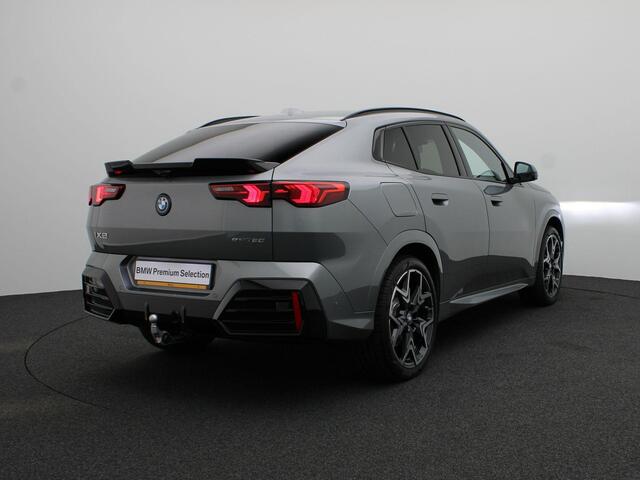 BMW X2 iX2 eDrive20 M Sportpakket Pro | Innovation Pack | Comfort Pack | Stuurwielrand Verwarmd | Comfort Access | Trekhaak | Panoramadak | Elektrisch Verstelbare Sportstoelen | Driving Assistant Plus | Head-Up Display | Harman Kardon | 20''