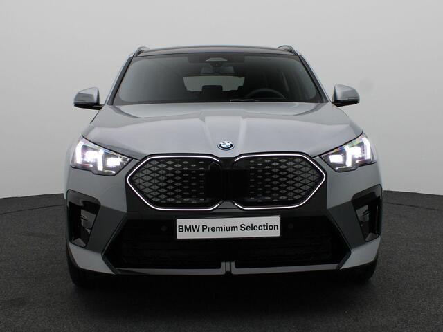 BMW X2 iX2 eDrive20 M Sportpakket Pro | Innovation Pack | Comfort Pack | Stuurwielrand Verwarmd | Comfort Access | Trekhaak | Panoramadak | Elektrisch Verstelbare Sportstoelen | Driving Assistant Plus | Head-Up Display | Harman Kardon | 20''