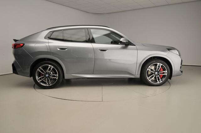 BMW X2 iX2 eDrive20 M-Sportpakket / Trekhaak / Panoramadak / Harman-Kardon / Getint glas / Alu wielen 19 inch