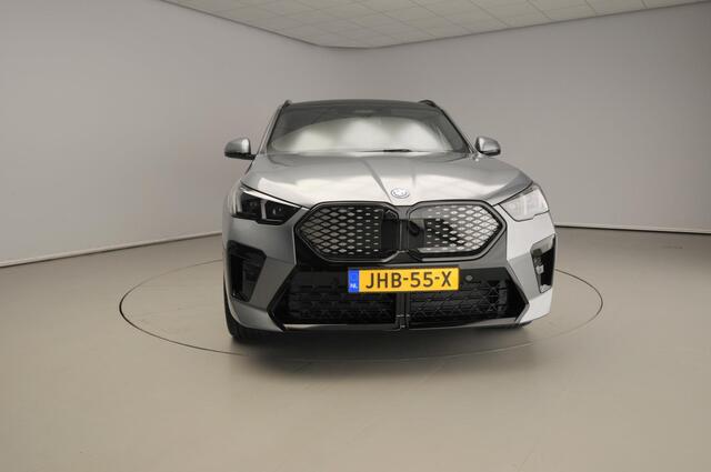 BMW X2 iX2 eDrive20 M-Sportpakket / Trekhaak / Panoramadak / Harman-Kardon / Getint glas / Alu wielen 19 inch