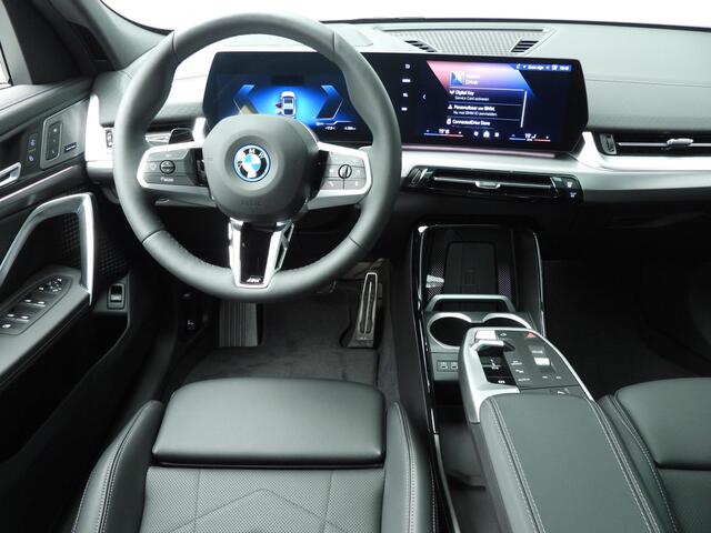 BMW X2 iX2 eDrive20 M-Sportpakket / Trekhaak / Panoramadak / Harman-Kardon / Getint glas / Alu wielen 19 inch