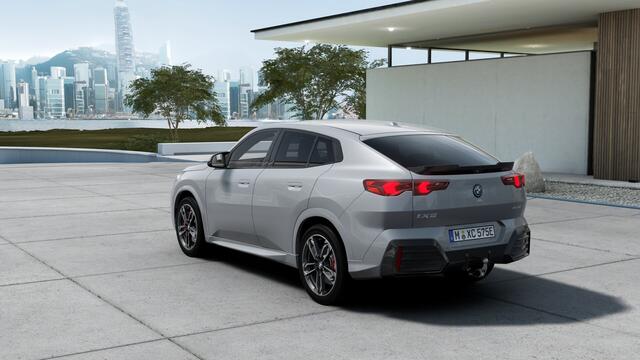 BMW X2 iX2 eDrive20 M Sport / Trekhaak / Sportstoelen / Achteruitrijcamera / M Adaptief onderstel / Comfort Access / Adaptieve LED / Stoelverwarming