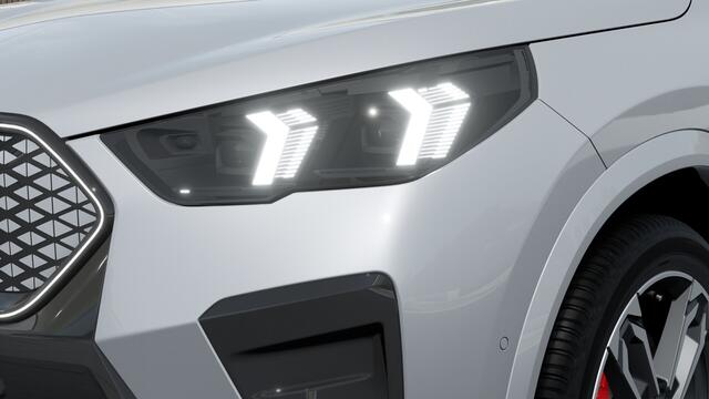 BMW X2 iX2 eDrive20 High Executive M Sport / Panoramadak / Trekhaak / Sportstoelen / Adaptieve LED / Comfort Access / Head-Up / Parking Assistant Plus / M Adaptief onderstel