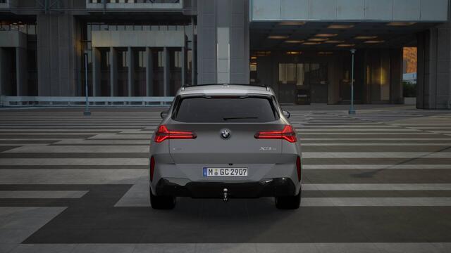 BMW X3 20 xDrive M Sport Automaat / Panoramadak / Trekhaak / Sportstoelen / Parking Assistant Plus / Adaptieve LED / Comfort Access