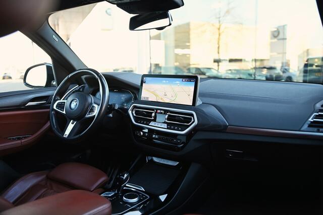 BMW X3 xDrive30e M Sport Automaat / Panoramadak / Trekhaak / Sportstoelen / LED / Parking Assistant / Live Cockpit Professional / Stuurverwarming