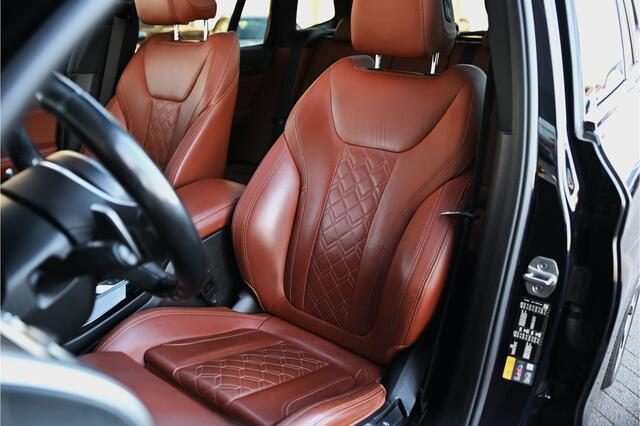 BMW X3 xDrive30e M Sport Automaat / Panoramadak / Trekhaak / Sportstoelen / LED / Parking Assistant / Live Cockpit Professional / Stuurverwarming