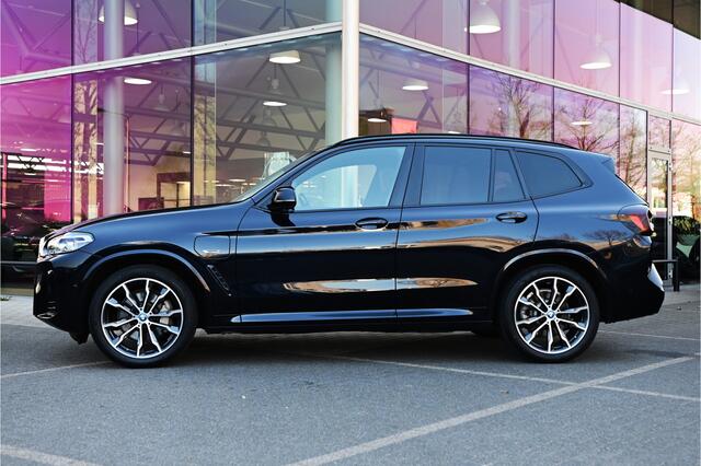 BMW X3 xDrive30e M Sport Automaat / Panoramadak / Trekhaak / Sportstoelen / LED / Parking Assistant / Live Cockpit Professional / Stuurverwarming