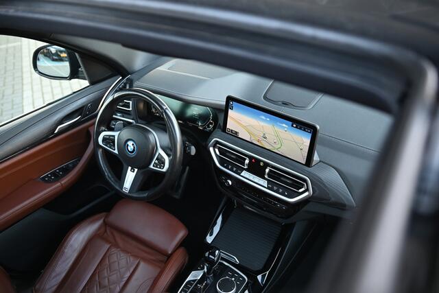 BMW X3 xDrive30e M Sport Automaat / Panoramadak / Trekhaak / Sportstoelen / LED / Parking Assistant / Live Cockpit Professional / Stuurverwarming