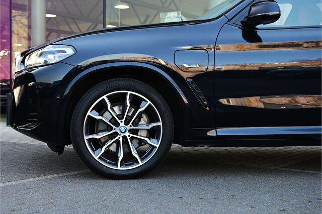 BMW X3 xDrive30e M Sport Automaat / Panoramadak / Trekhaak / Sportstoelen / LED / Parking Assistant / Live Cockpit Professional / Stuurverwarming