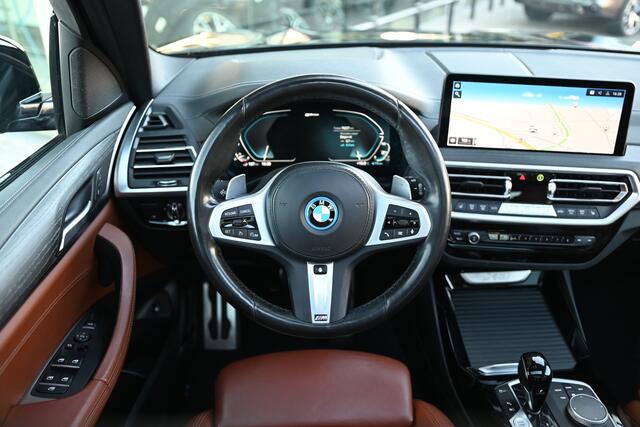BMW X3 xDrive30e M Sport Automaat / Panoramadak / Trekhaak / Sportstoelen / LED / Parking Assistant / Live Cockpit Professional / Stuurverwarming