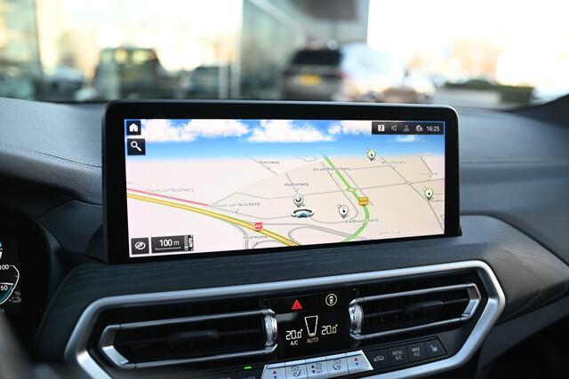 BMW X3 xDrive30e M Sport Automaat / Panoramadak / Trekhaak / Sportstoelen / LED / Parking Assistant / Live Cockpit Professional / Stuurverwarming