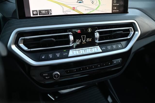 BMW X3 xDrive30e M Sport Automaat / Panoramadak / Trekhaak / Sportstoelen / LED / Parking Assistant / Live Cockpit Professional / Stuurverwarming