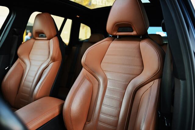 BMW X3 M40i xDrive High Executive Automaat / Panoramadak / Trekhaak / Sportstoelen / Stoelverwarming / Adaptieve LED / Head-Up / Harman Kardon / Live Cockpit Professional