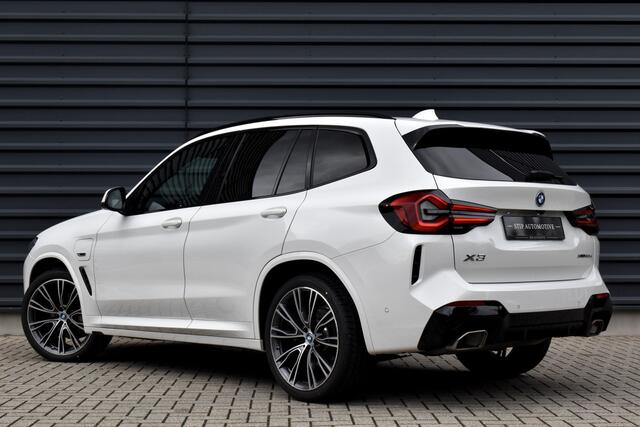 BMW X3 xDrive30e M Sport | Panoramadak | 21'' Velgen | Camera | CarPlay | Head-Up | Lederen Bekleding | Stoelverwarming |