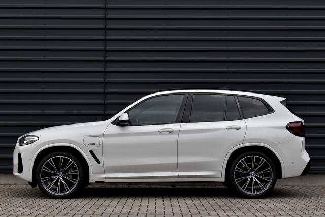 BMW X3 xDrive30e M Sport | Panoramadak | 21'' Velgen | Camera | CarPlay | Head-Up | Lederen Bekleding | Stoelverwarming |