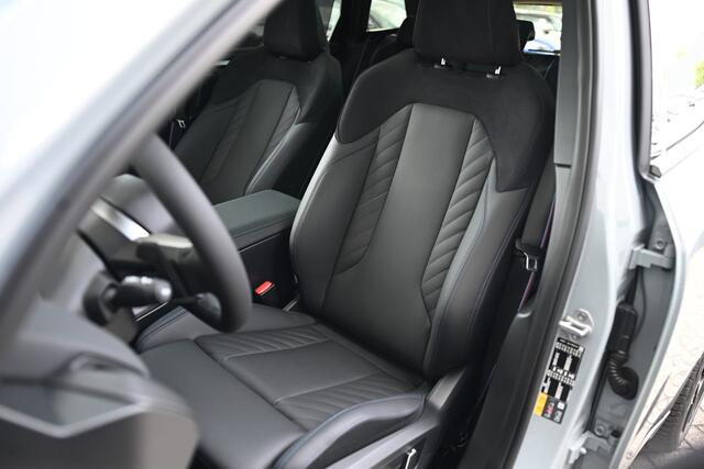 BMW X3 xDrive30e M Sport Automaat / Panoramadak / Trekhaak / Sportstoelen / Adaptieve LED / Parking Assistant Plus / Stoelventilatie / Comfort Access