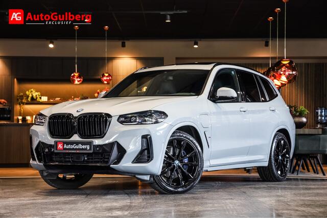 BMW X3 xDrive30e High Exe M-Sport Brooklyn Grau, M-Sportstoelen Leder met Memory/ Verwarming/ Lendeverst. Pano, Black Optic, ACC, Head-Up,Harman-Kardon, DAB, BMW Live Dash, Keyless, Driving Ass, Camera, Rollo's, Parkeer Ass/ Opberg/ Spiegel Pakket, 20'