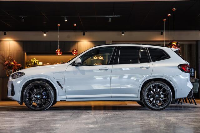 BMW X3 xDrive30e High Exe M-Sport Brooklyn Grau, M-Sportstoelen Leder met Memory/ Verwarming/ Lendeverst. Pano, Black Optic, ACC, Head-Up,Harman-Kardon, DAB, BMW Live Dash, Keyless, Driving Ass, Camera, Rollo's, Parkeer Ass/ Opberg/ Spiegel Pakket, 20'