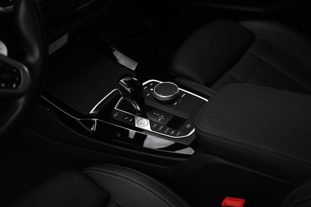 BMW X3 xDrive30e High Executive M Sport Automaat / Panoramadak / Achteruitrijcamera / Sportstoelen / Adaptief onderstel / Stoelverwarming / Adaptieve LED / Parking Assistant / Live Cockpit Professional