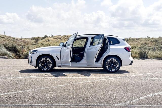 BMW X3 iX3 High Executive 80 kWh | Glazen Panoramadak | Harman Kardon | Stoelverwarming | Trekhaak |