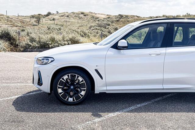 BMW X3 iX3 High Executive 80 kWh | Glazen Panoramadak | Harman Kardon | Stoelverwarming | Trekhaak |