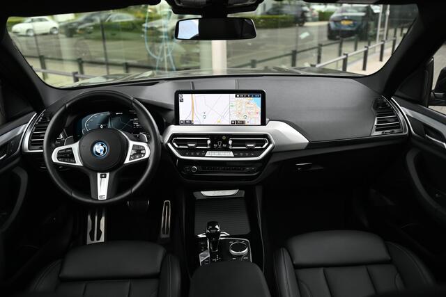 BMW X3 30e xDrive High Executive M Sport / Panoramadak / Trekhaak / Laserlight / Sportstoelen / Comfort Access / Head-Up / Stoelverwarming / BMW Live Cockpit Professional
