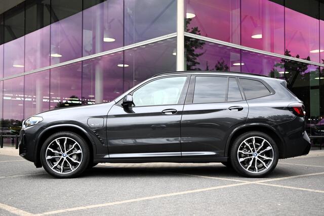 BMW X3 30e xDrive High Executive M Sport / Panoramadak / Trekhaak / Laserlight / Sportstoelen / Comfort Access / Head-Up / Stoelverwarming / BMW Live Cockpit Professional
